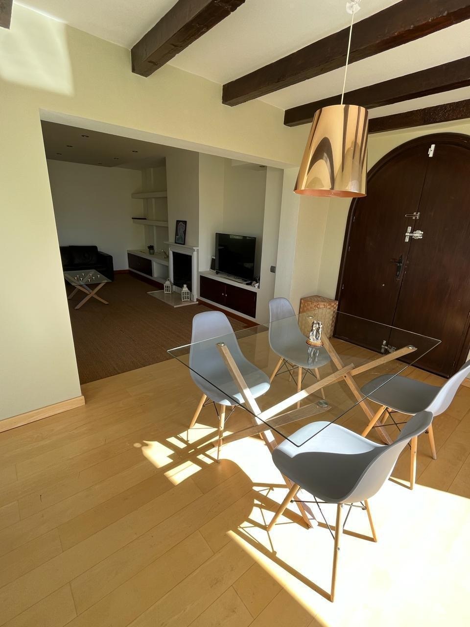 Comedor y salón, con las vigas de madera del comedor