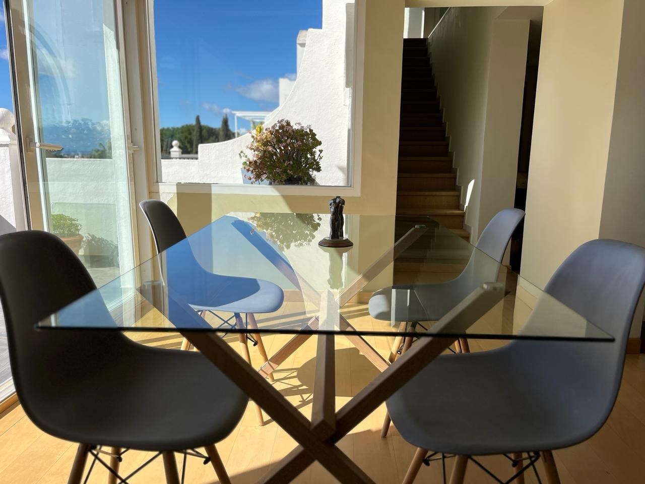 Comedor y la escalera que sube al ático