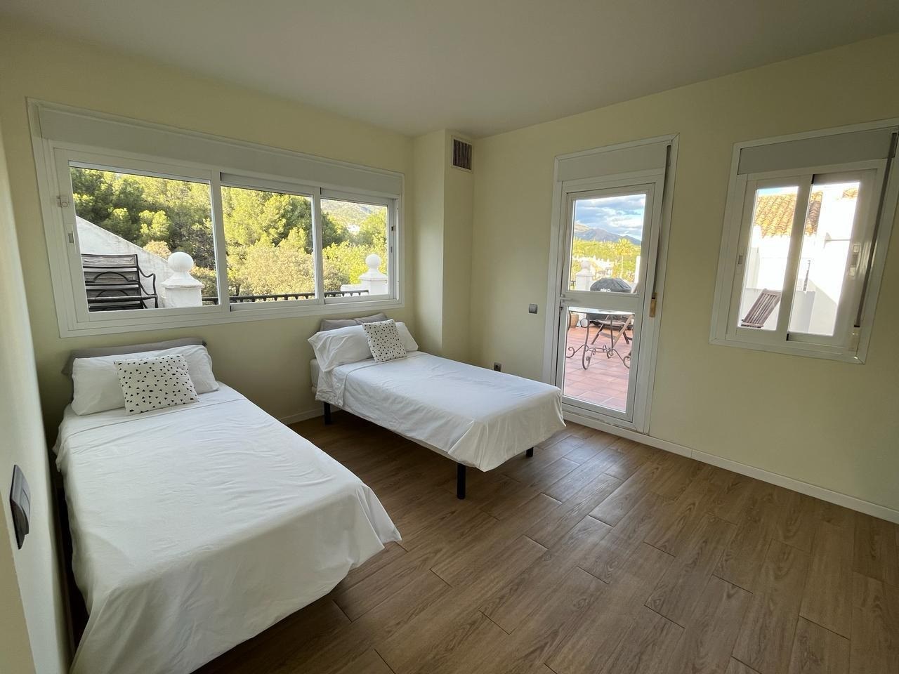 Dormitorio con acceso a terraza
