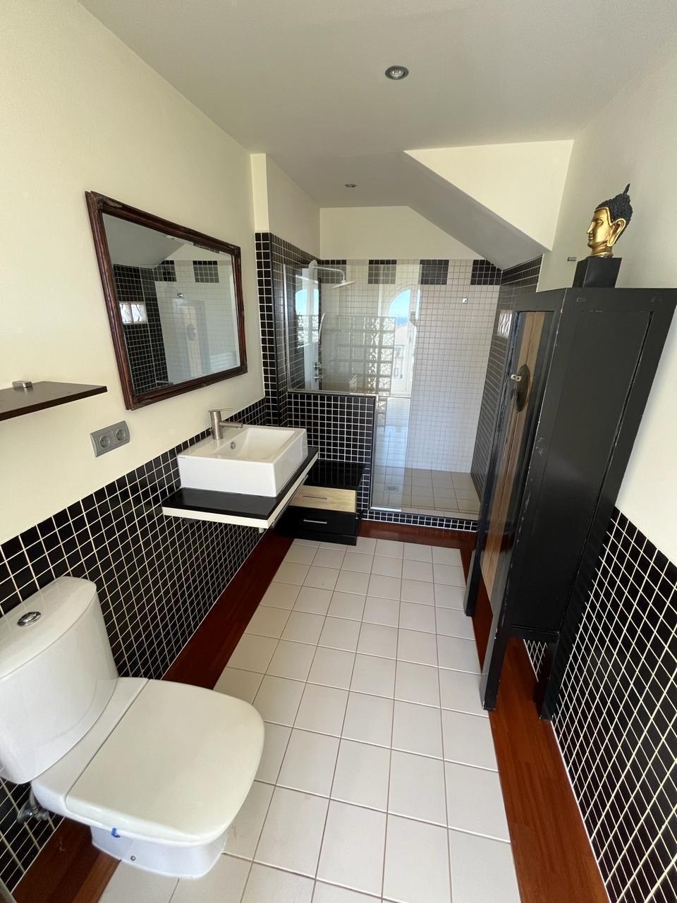 Baño en suite, otra vista