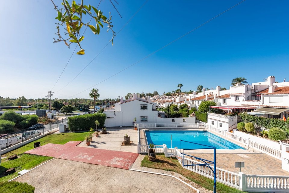 Vista panorámica de la costa con el mar Mediterráneo al fondo y chalets en primer plano