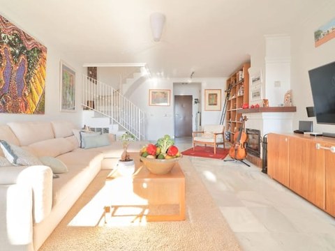 Salón del chalet — zona de televisión y estar junto a la chimenea