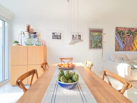 Comedor del chalet — mesa rectangular y zona abierta al salón