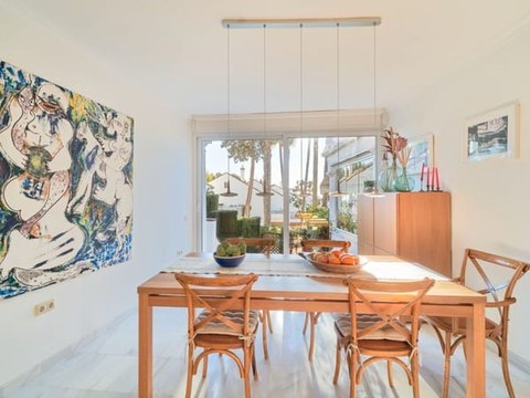 Comedor del chalet — vista desde el salón con luz natural
