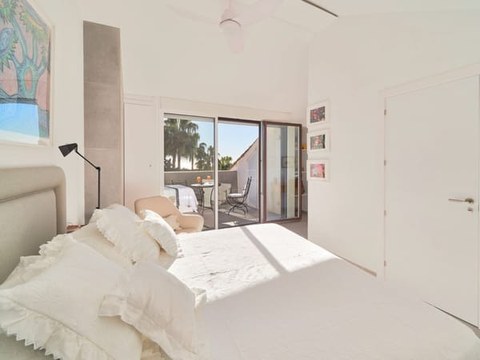 Segundo dormitorio del chalet — cama de matrimonio, balcón y orientación norte con vistas a la montaña