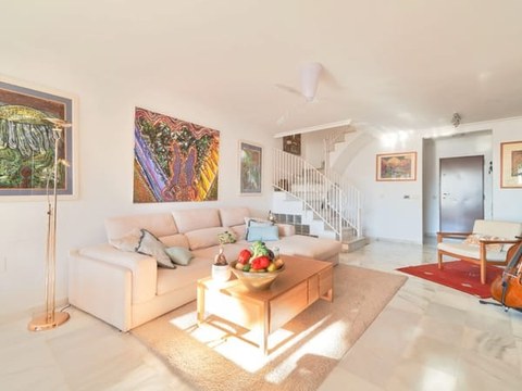Estancia interior del chalet — vista complementaria con luz natural