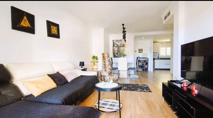 Salón con sofá y televisión — piso en Arcos de La Quinta