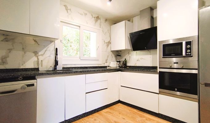 Cocina con ventana y horno empotrado