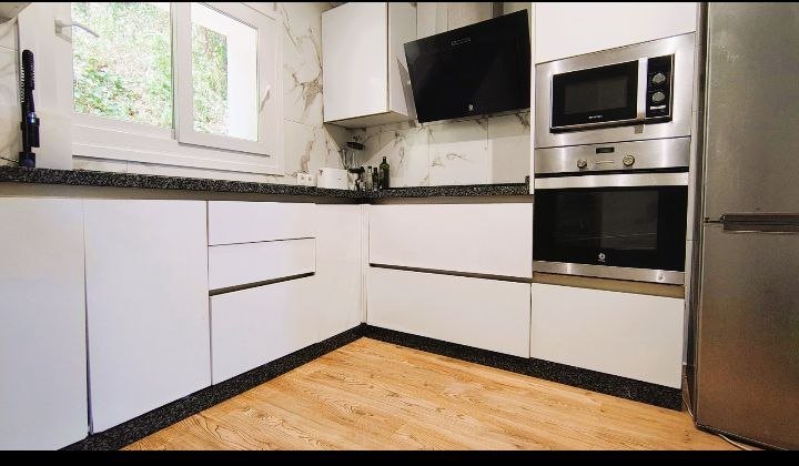 Cocina blanca con horno y microondas