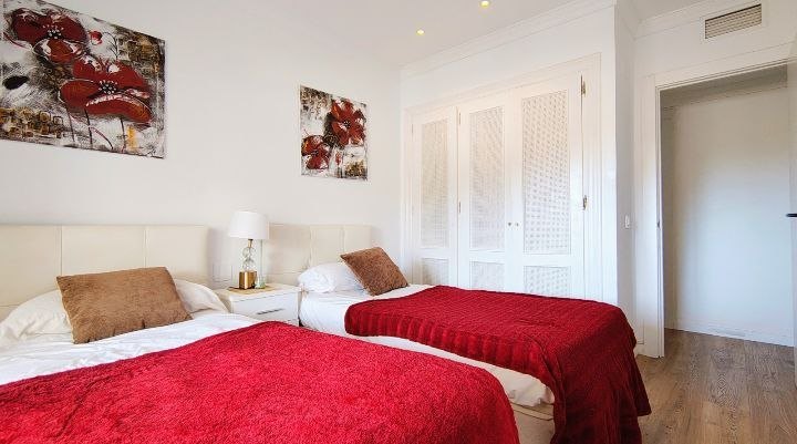 Dormitorio doble con colcha roja