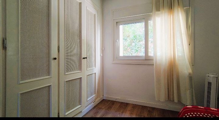 Dormitorio con ventana y armario empotrado