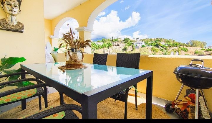 Terraza exterior con comedor y barbacoa