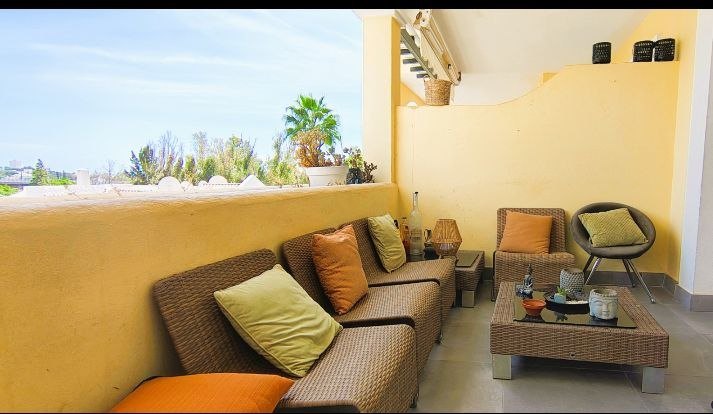 Terraza chill-out con sofás de rattan, vista exterior