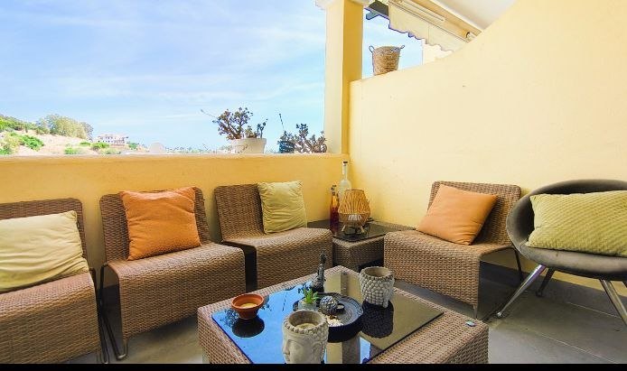 Terraza chill-out con sofás de rattan, otra perspectiva
