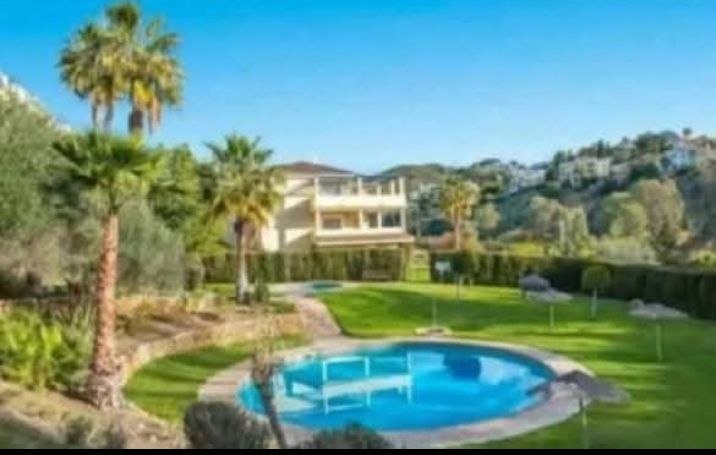 Piscina comunitaria con palmeras