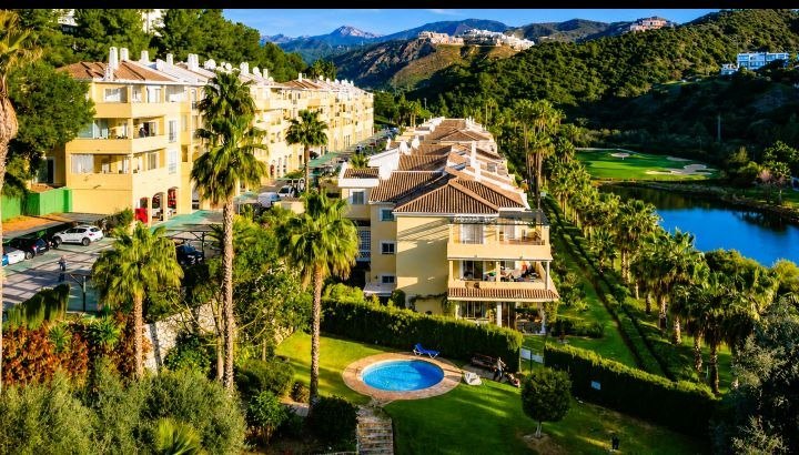 Vista aérea parcial de la piscina y la urbanización