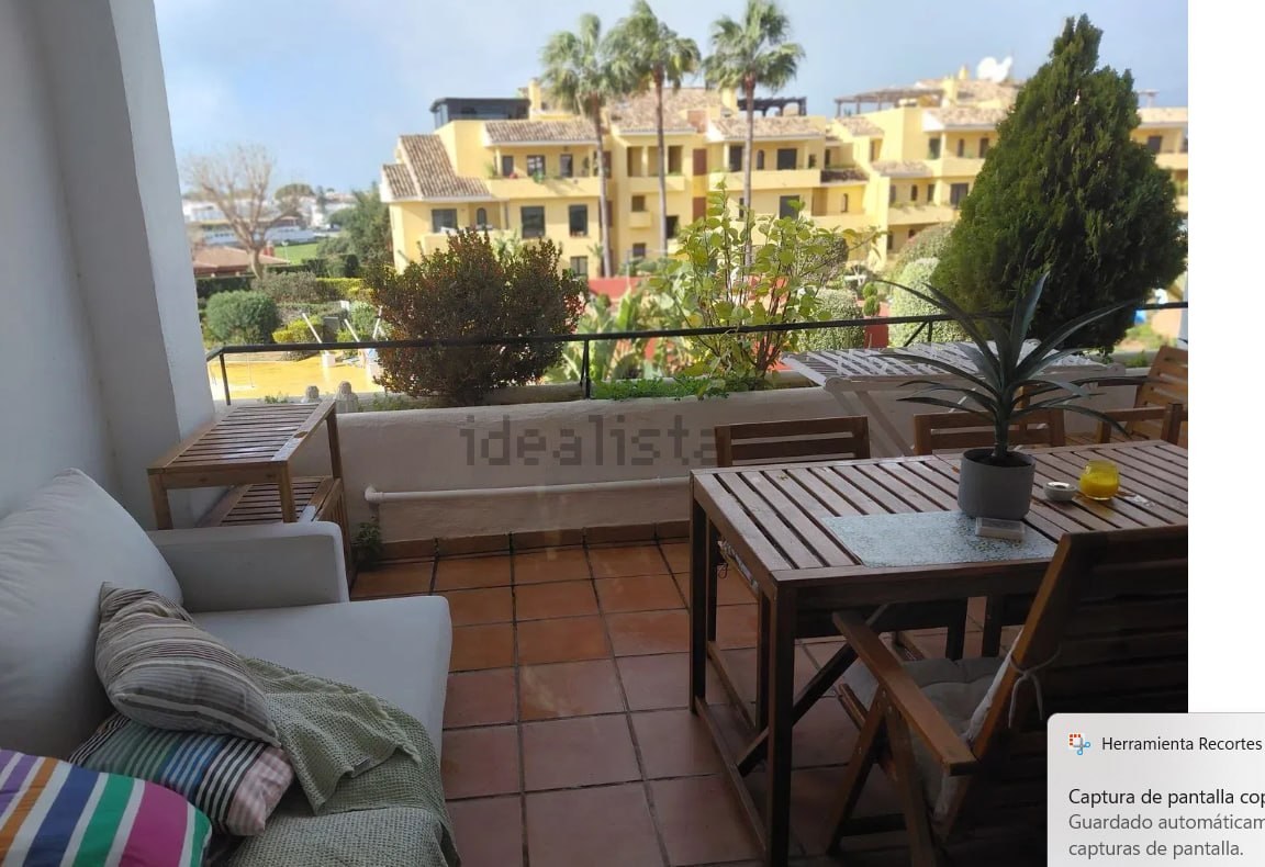 Terraza con vistas amplias a los tejados del conjunto y al mar al fondo